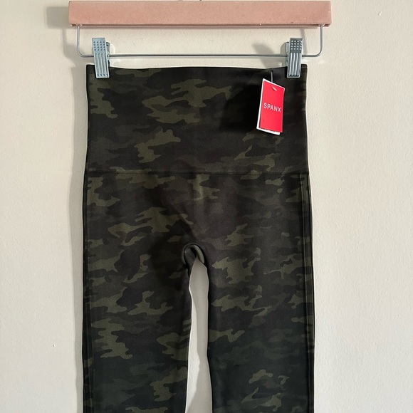 NWT SPANX Look at Me Now Seamless High-Waisted Camo Leggings Green Women’s sz M - Picture 4 of 9